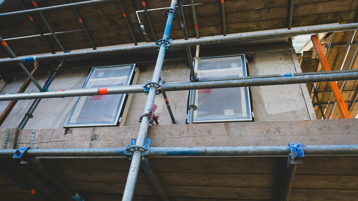 Planchers, montants et garde-corps d'un échafaudage fixé contre une façade