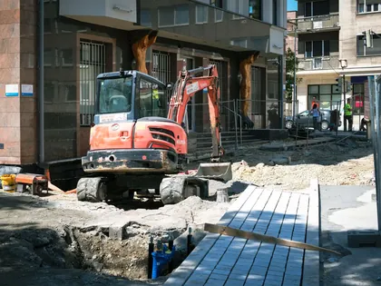 Pelle mécanique sur un chantier devant un bâtiment