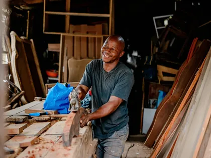 Menuisier qui travaille du bois dans un atelier