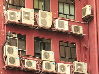 Groupes extérieurs de climatisation sur la façade d'un immeuble