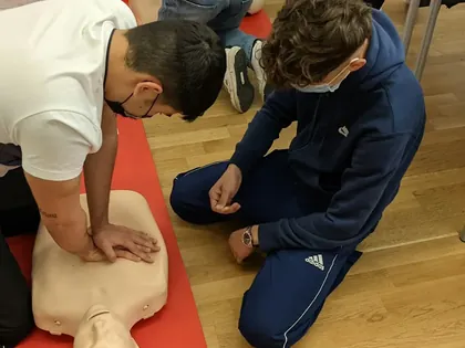 Exercice de réanimation sur un mannequin